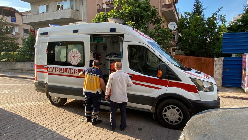 İzmit'te ıhlamur toplamak için çıktığı ağaçtan düşerek demir korkuluklara saplandı!