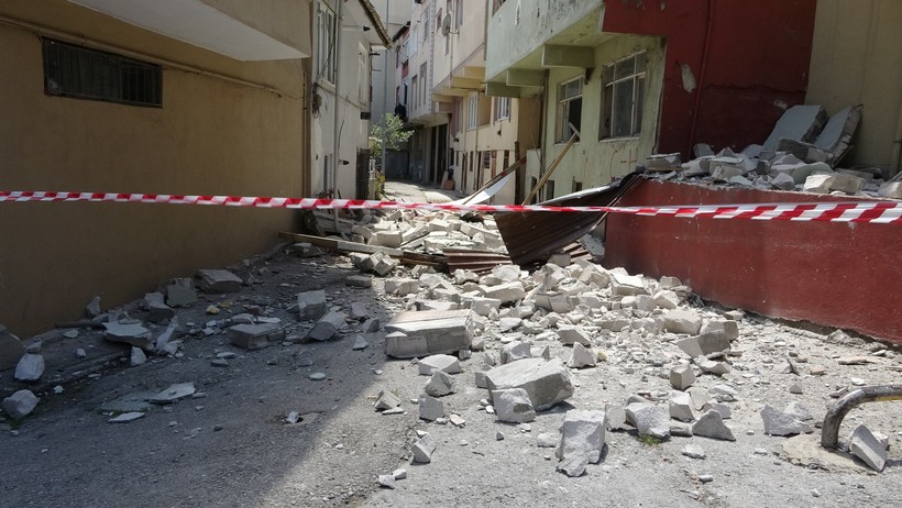 Kocaeli'de metruk yapının yıkımı sırasında bitişikteki 3 bina hasar gördü!