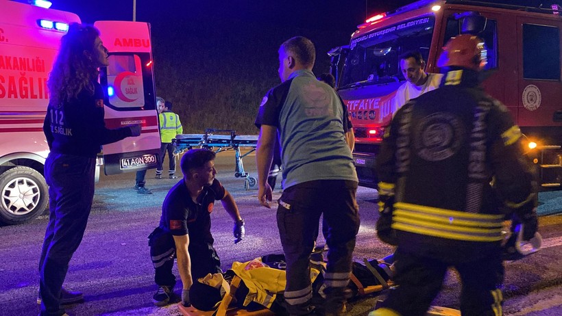 Otoyol savaş alanına döndü: 4'ü çocuk 12 yaralı