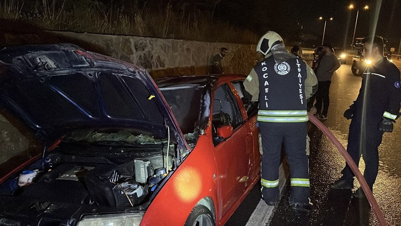 Kıl payı kurtuldular: Seyir halindeki otomobil alev aldı