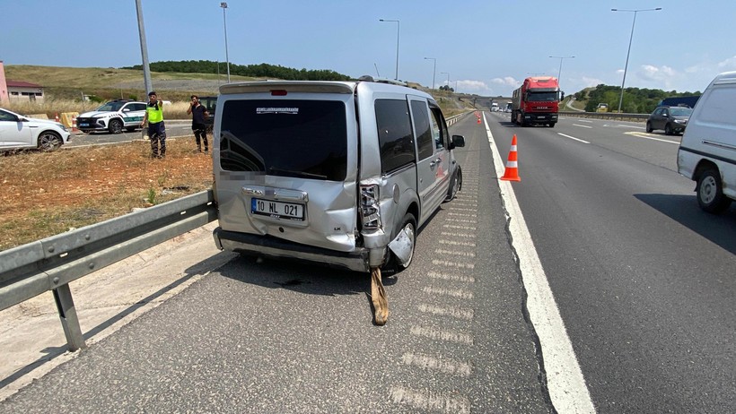 Kocaeli’de araç bariyerlere çarptı: Yaralılar var