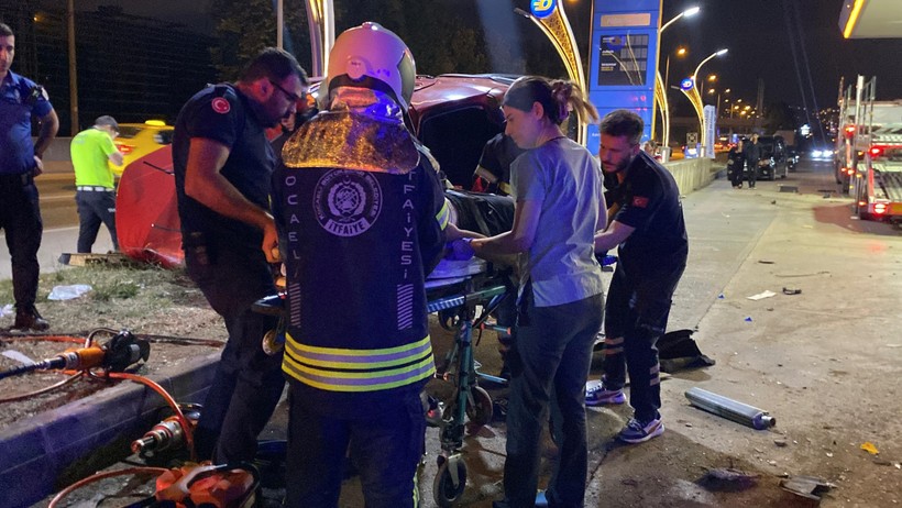 Başiskele’de akaryakıt istasyonuna dalan otomobil takla attı