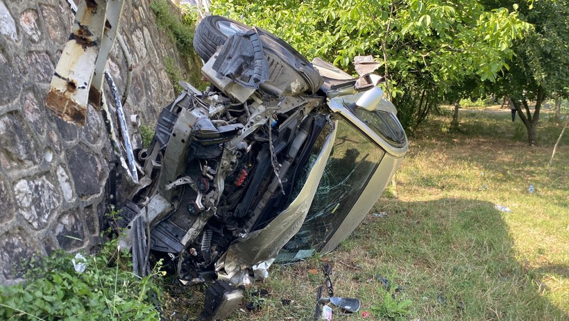 İzmit’te otomobiliyle 2 metre yükseklikten düştü
