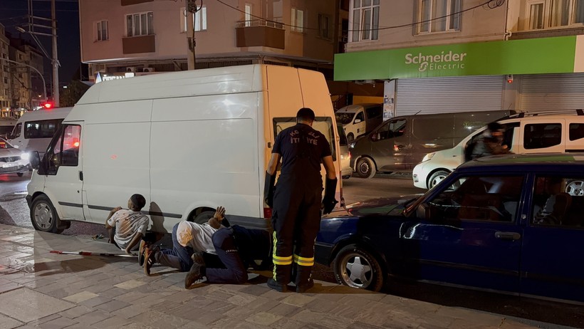 Motor sesine değil, kedi sesine koştular: İtfaiye dakikalarca uğraştı
