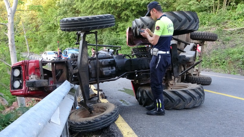 Kocaeli’de traktör yan yattı!