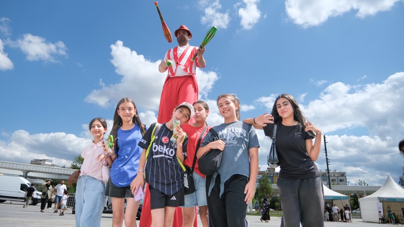 Büyükakın çocukları yalnız bırakmadı