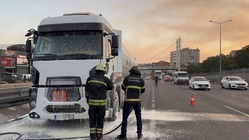 Gaz yüklü tankerin motorunda yangın çıktı