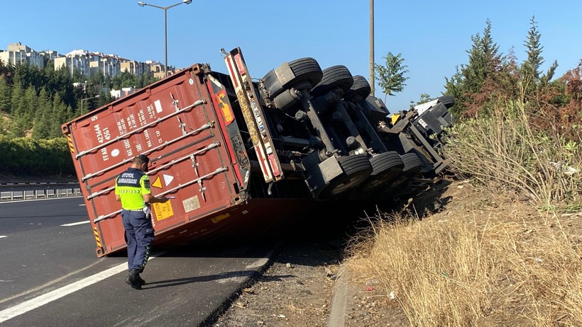 Kocaeli’de tır devrildi