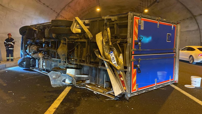 Kocaeli’de kamyon devrildi, otomobil hurdaya döndü