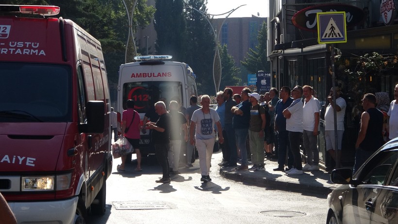 İzmit’te çatı katında korkutan yangın: 2 Kişi mahsur kaldı!