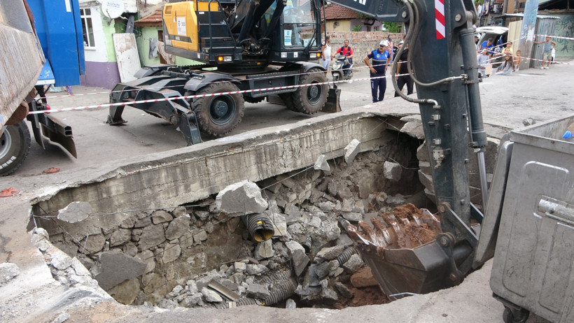 İzmit'te faciadan dönüldü: Beton zemin çöktü, hafriyat kamyonu içine düştü