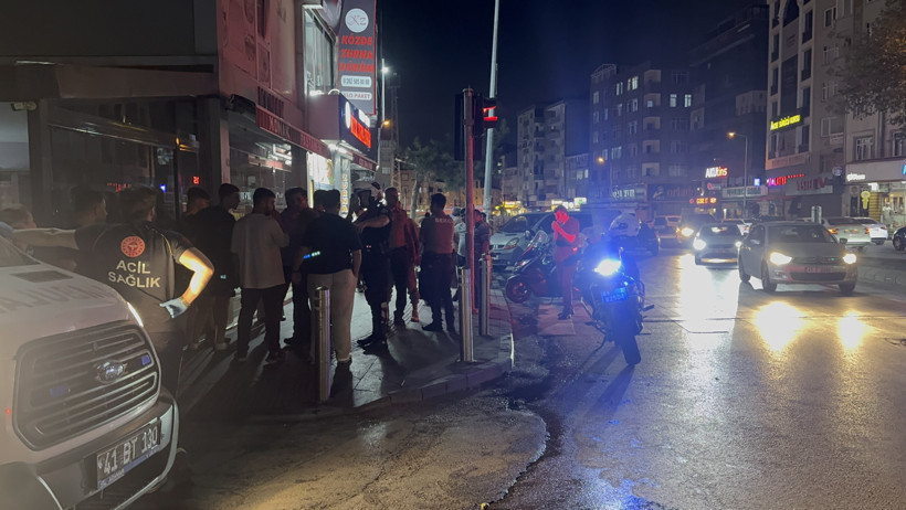 Kocaeli'de sokak ortasında bıçaklı kavga!