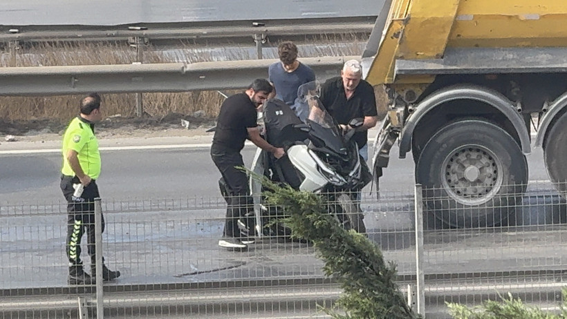 Kocaeli'de feci kaza! Motosiklet kamyonla otomobil arasında sıkıştı