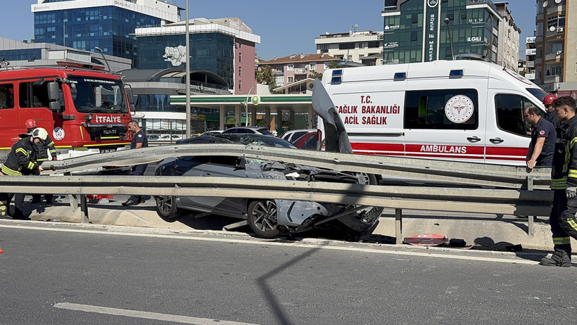 Kocaeli’de feci kaza: Otomobil hafriyat kamyonuna çarptı, 2 yaralı