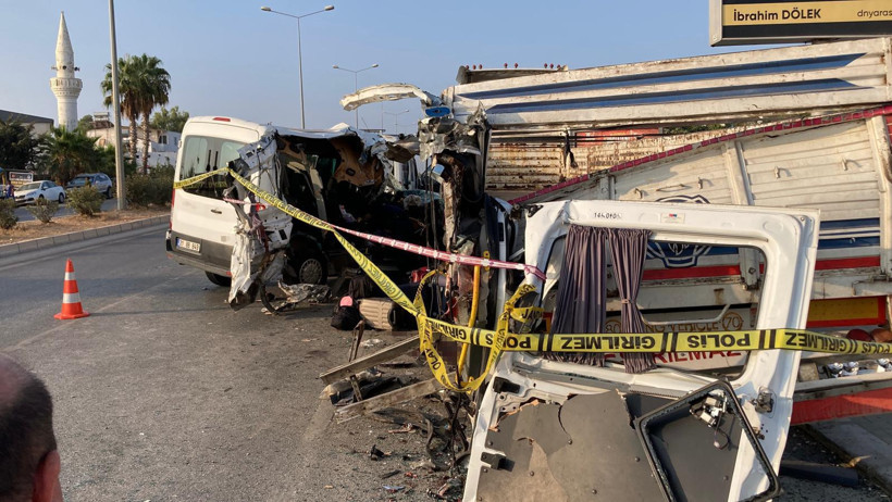 Öğrencileri taşıyan minibüs kaza yaptı: Ölüler ve yaralılar var