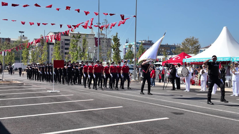 Zafer Bayramı sevinci meydanlara taşındı