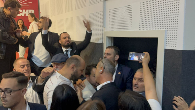 İlçe başkanı yerlerde yuvarlandı, Meclis üyesi bir laf attı kongre karıştı
