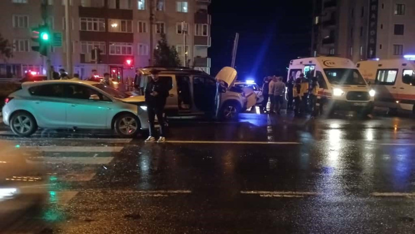 Kocaeli’de 2 araç kazaya karıştı: Çok sayıda yaralı