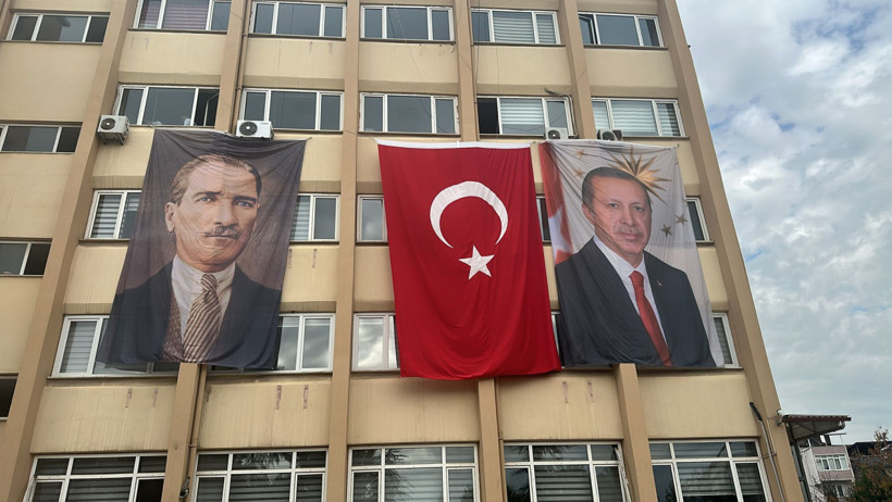 Derince'de Atatürk posteri krizi! CHP İlçe Başkanı tepki gösterince yeri değişti