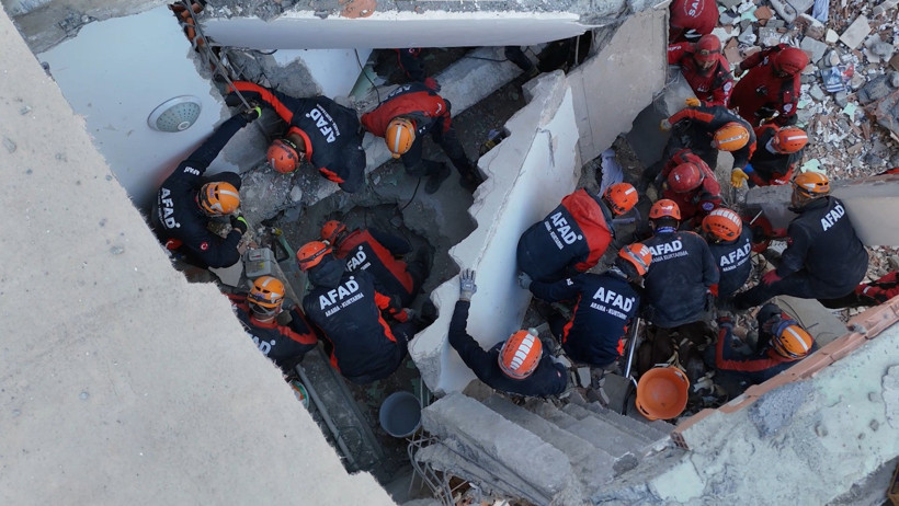 Gebze'de çöken bina havadan görüntülendi