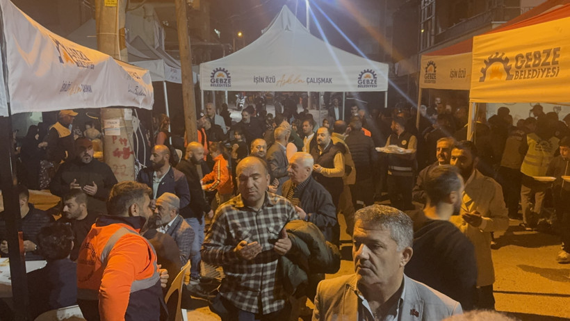 Enkazda ailesini kaybeden genç kıza akrabası sahip çıkacak!