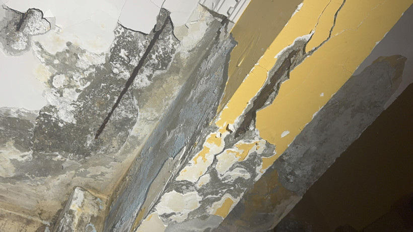 Kocaeli’de binanın kolonları çatladı: Aileler evi tahliye etti