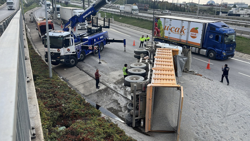 Kocaeli’de mıcır yüklü kamyon devrildi