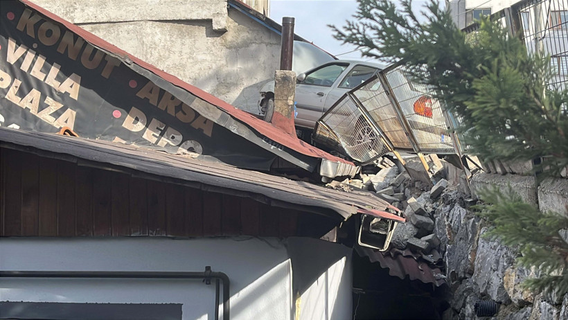 Kocaeli'de bir garip kaza! Park halindeki araca çarpıp evin çatısına çıktı