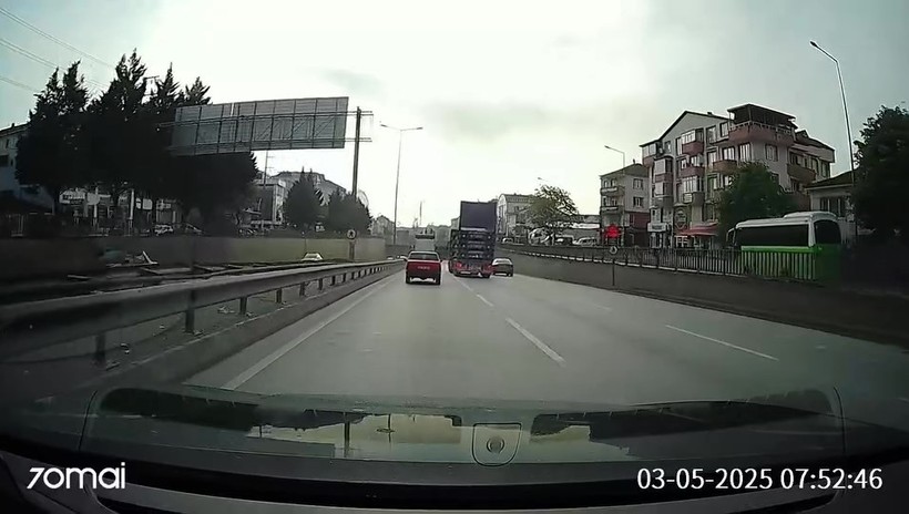 Bir garip olay: Kapağı açık unutulan kamyon tünele çarptı!