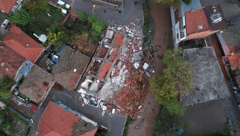 Balıkesir'deki depreminde çöken binalar sabahın ilk ışıklarıyla böyle görüntülendi
