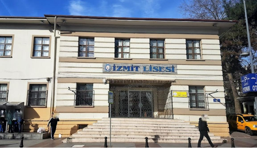 İzmit Lisesi’nin efsane öğretmeninden acı haber!