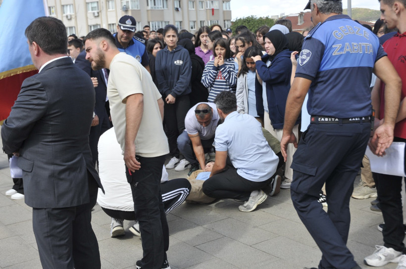 Gebze'de ilkokul öğrencisi resmi törende açlıktan bayıldı!