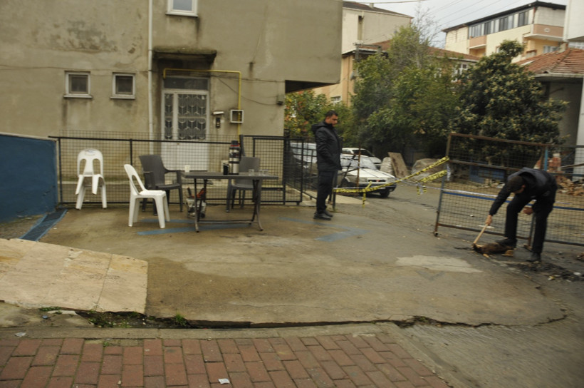 Çöken binanın enkazında yürek burkan görüntü! Bakın nasıl ısınmaya çalıştılar...