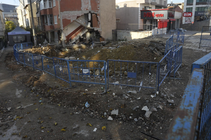 Gebze’deki çöken binanın olduğu cadde açıldı
