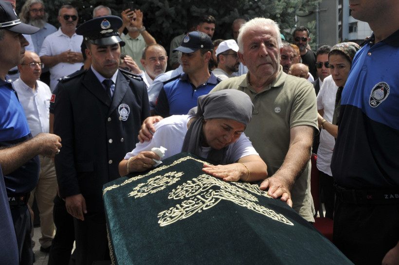 Eşinin tabutuna sarılarak dakikalarca ağladı