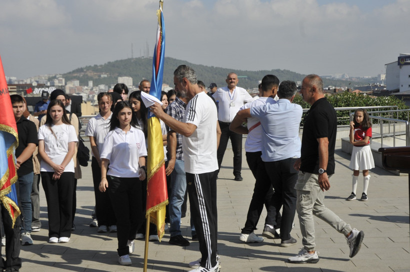 Protokol panikledi: Törene aç gelen öğrenciler baygınlık geçirdi