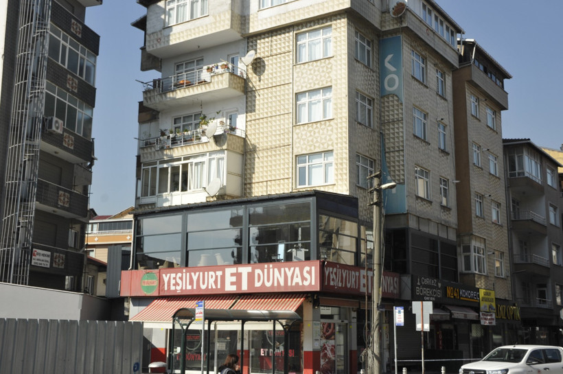 Çatlakların meydana geldiği binaya sonradan kat çıkılmış