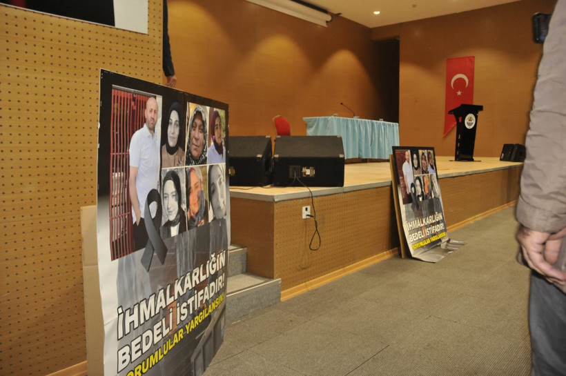 Yangında hayatını kaybedenlerin fotoğrafı meclise getirildi