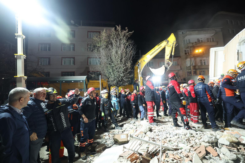 Gebze’de çöken binanın çevresindeki 9 aile tahliye edildi