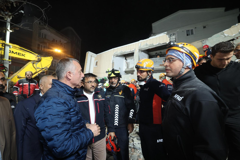 Gebze’de çöken binanın çevresindeki 9 aile tahliye edildi