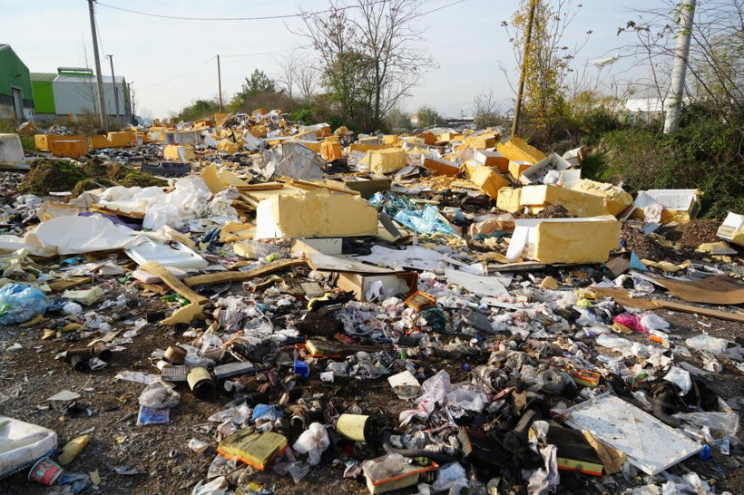Bu pislik kaldırılsın: İzmit'te açık hava çöplüğü!
