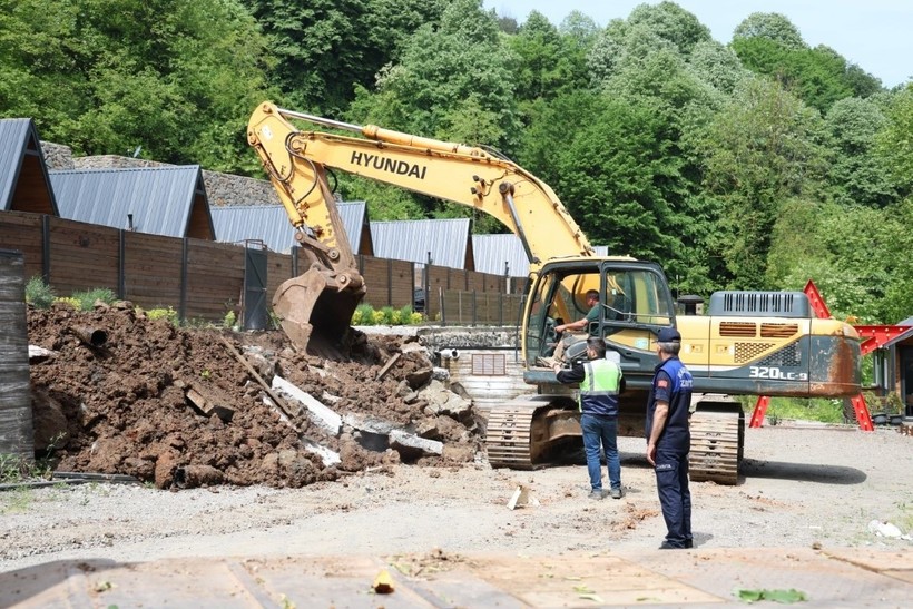 Kartepe'de kaçak bungalovlar yıkıldı