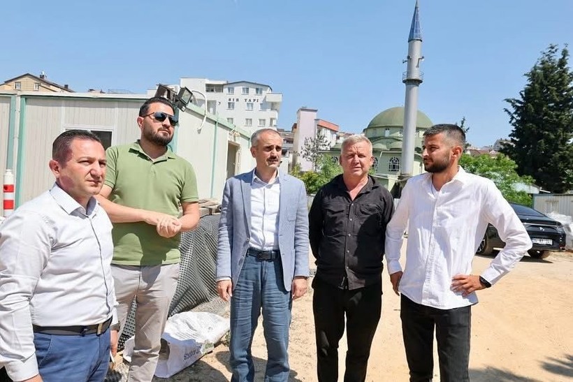 Yılan hikayesine dönen kent meydanı dalga konusu oldu