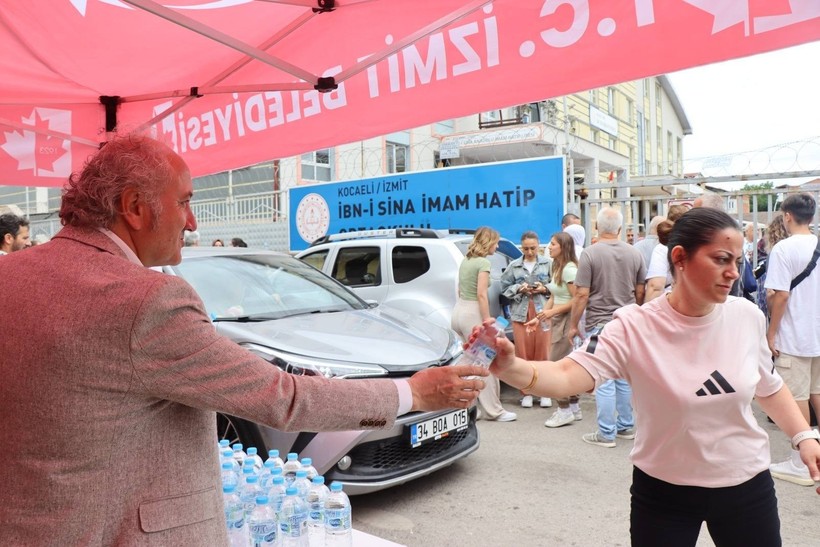 Yüzü gülen veliler oldu: Kocaeli’deki belediyeler ikram yarışına girdi!