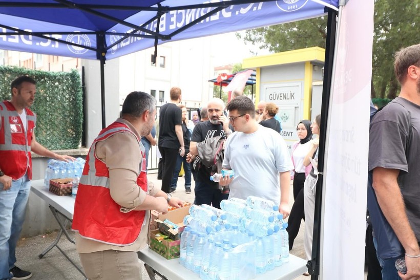 Yüzü gülen veliler oldu: Kocaeli’deki belediyeler ikram yarışına girdi!