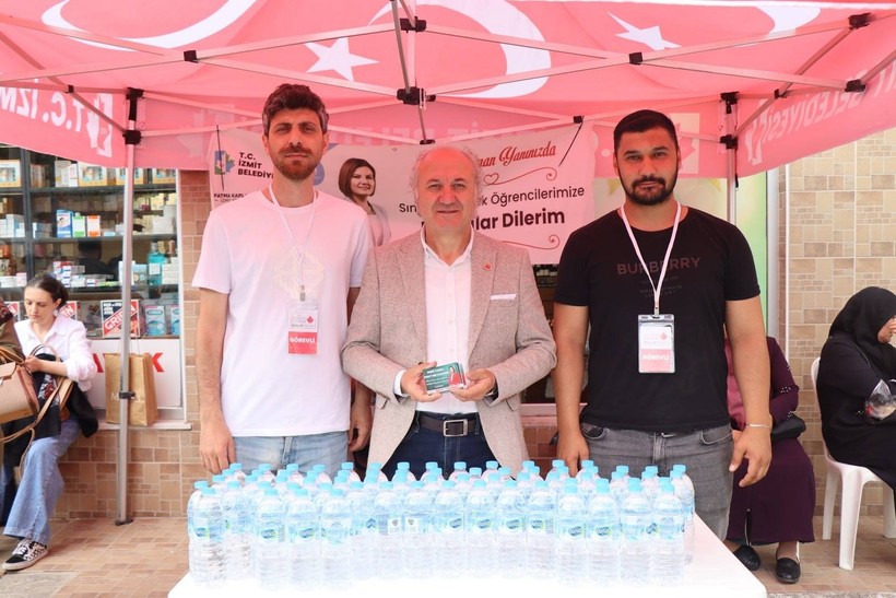 Yüzü gülen veliler oldu: Kocaeli’deki belediyeler ikram yarışına girdi!