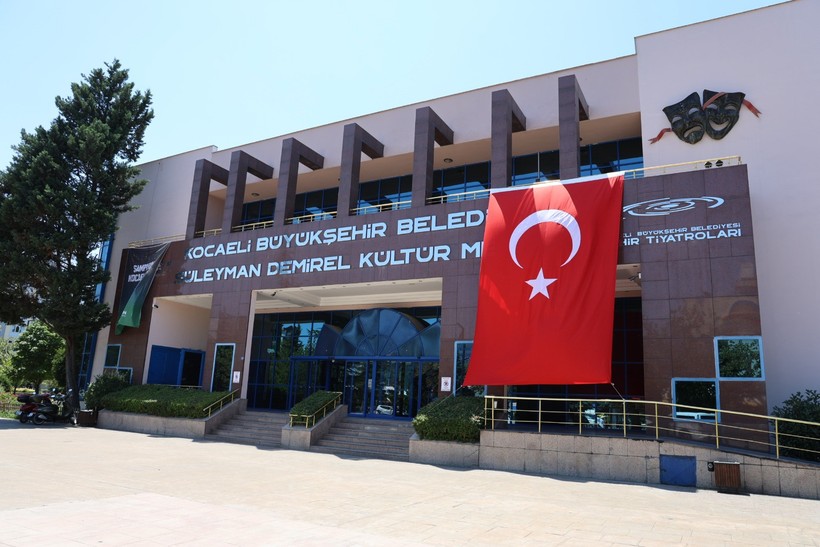 Kocaeli’de her yer Türk bayrakları ile süslendi