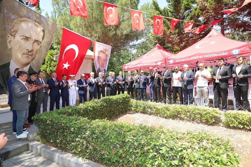 Şehitlerimiz için dua okuyup karanfil bıraktılar