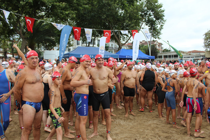 2 bin 600 metre kulaç attılar, İzmit’te 7’den 70’e yüzme yarışı