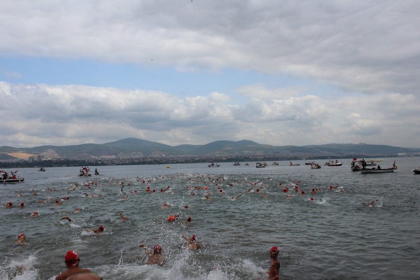 2 bin 600 metre kulaç attılar, İzmit’te 7’den 70’e yüzme yarışı
